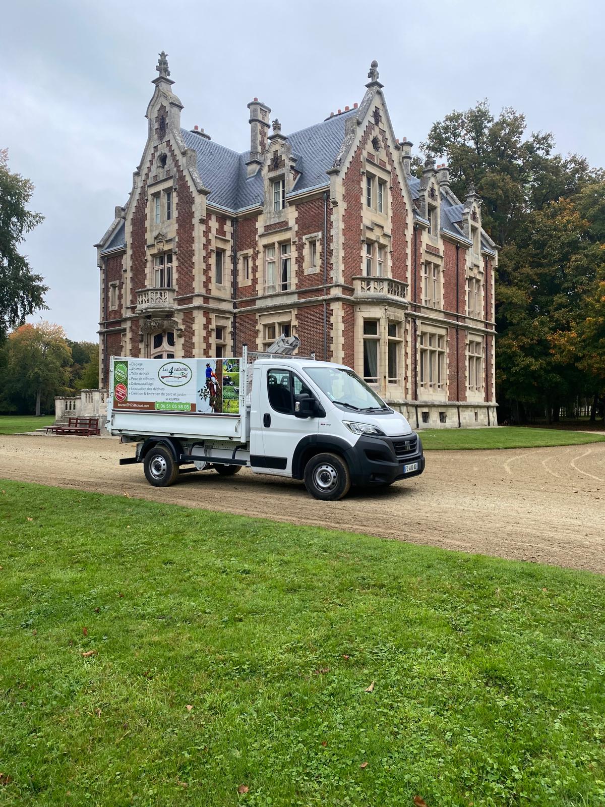 Camion Les 4 saisons sur un chantier d'entretien de parc dans l'Oise